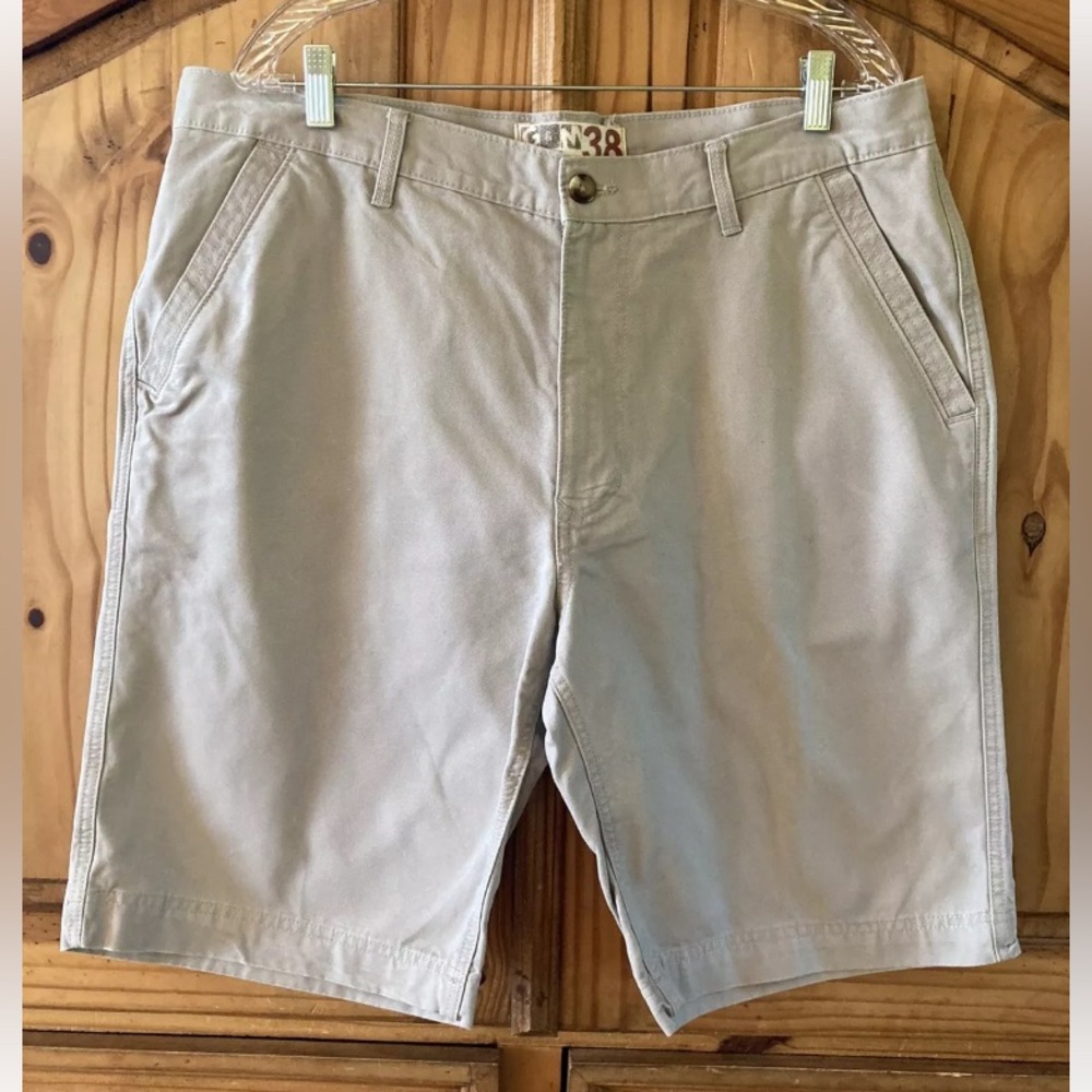 Men’s G&M light gray flat front chino Bermuda shorts size 38